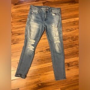 American Eagle distressed light wash skinny jeans size 10 SHORT
